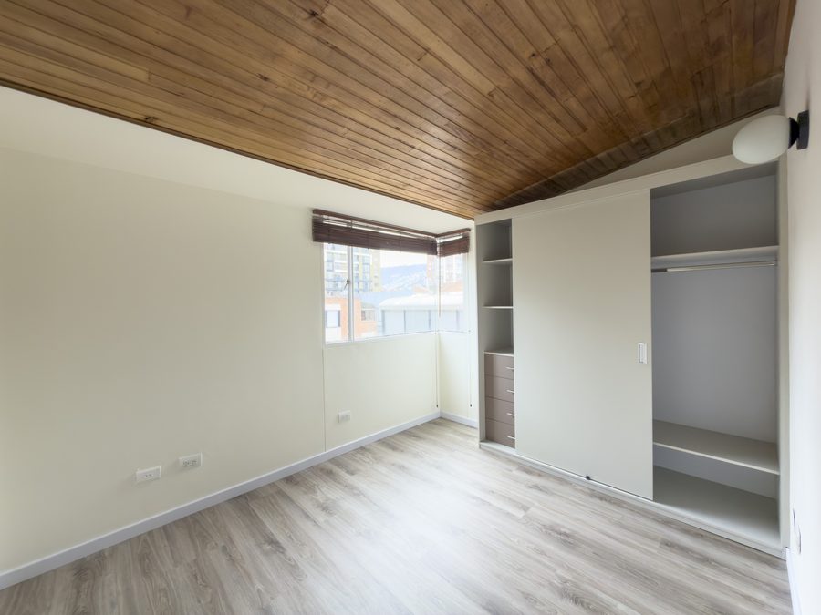 Alcoba remodelada de un apartamento en Cedritos.